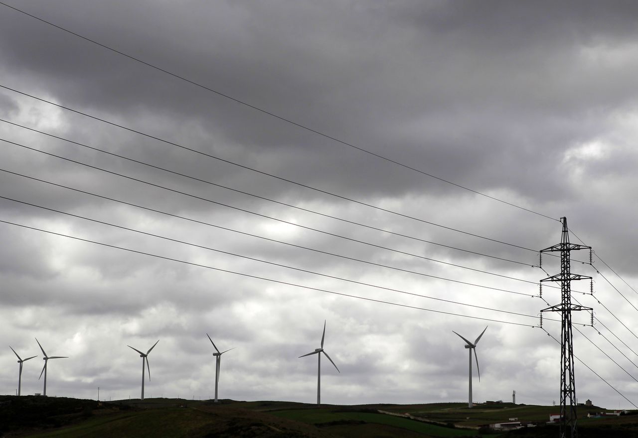 FILE PHOTO: Electric power wind mills are seen in Torres Vedras on the outskirts of Lisbon February 22, 2011.
REUTERS/Jose Manuel Ribeiro
