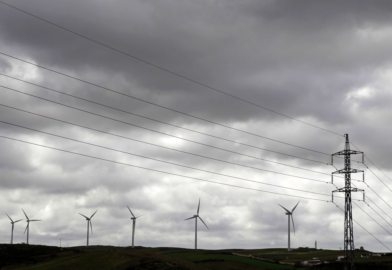 FILE PHOTO: Electric power wind mills are seen in Torres Vedras on the outskirts of Lisbon February 22, 2011. 
 REUTERS/Jose Manuel Ribeiro
