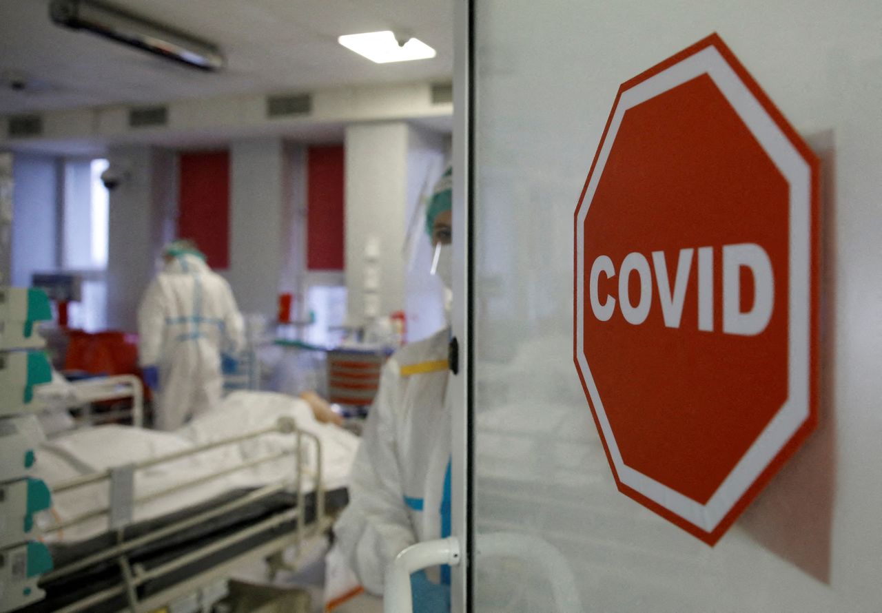 FILE PHOTO: Medical staff members treat patients inside the coronavirus disease (COVID-19) ward at the Interior Ministry Hospital in Warsaw, Poland, November 8, 2021.  REUTERS/Kacper Pempel/File Photo