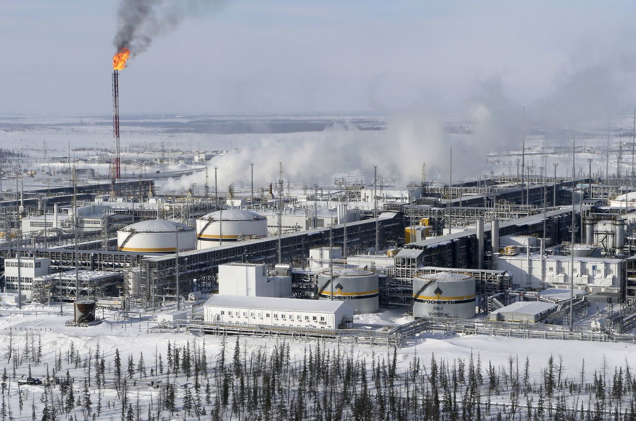 FILE PHOTO: A general view shows oil treatment facilities at Vankorskoye oil field owned by Rosneft north of Krasnoyarsk, Russia, March 25, 2015./File Photo