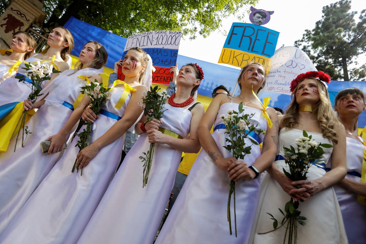Ukrainian women dressed as brides hold a protest outside the Russian Embassy, after Russia launched a massive military operation against Ukraine, in Mexico City, Mexico February 26, 2022. REUTERS/Luis Cortes