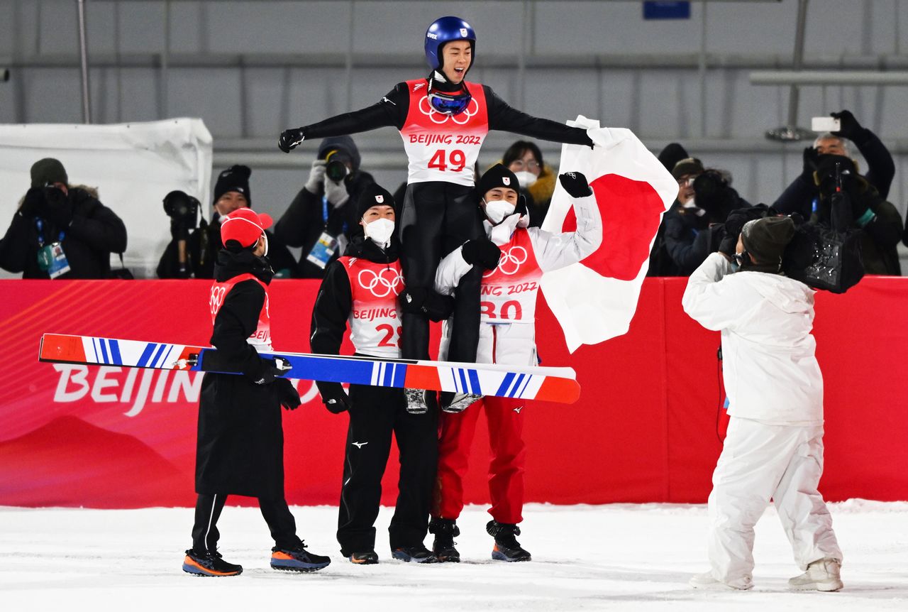 Kobayashi Ryōyū celebrates after winning a gold medal on February 6, 2022. (© Reuters)