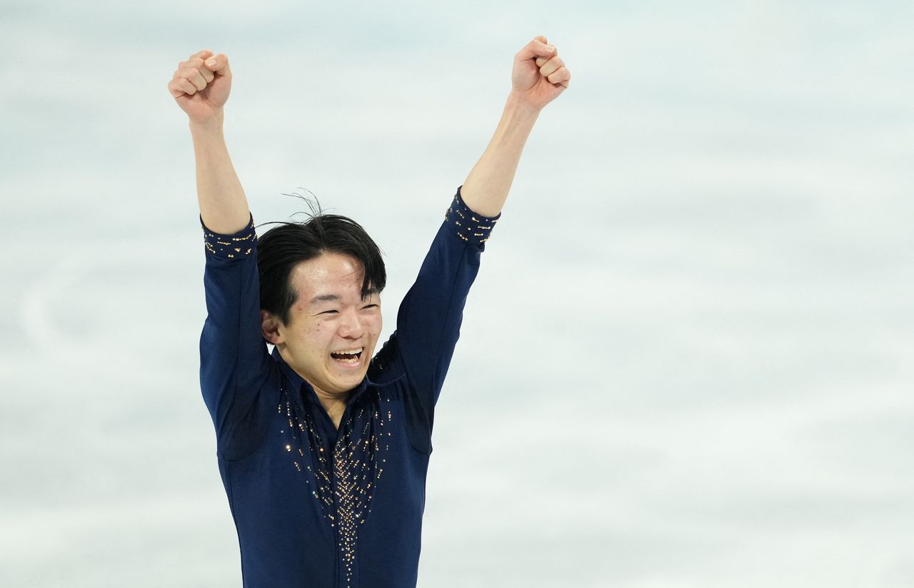 Kagiyama Yūma after winning the silver medal on February 10, 2022. (© Reuters)