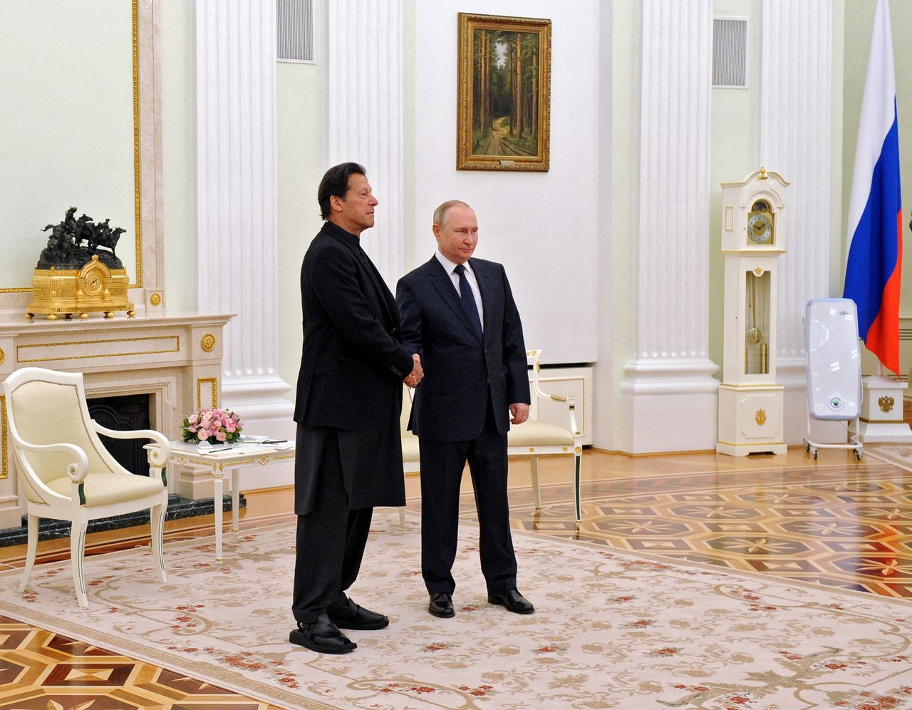 FILE PHOTO: Russian President Vladimir Putin shakes hands with Pakistan
