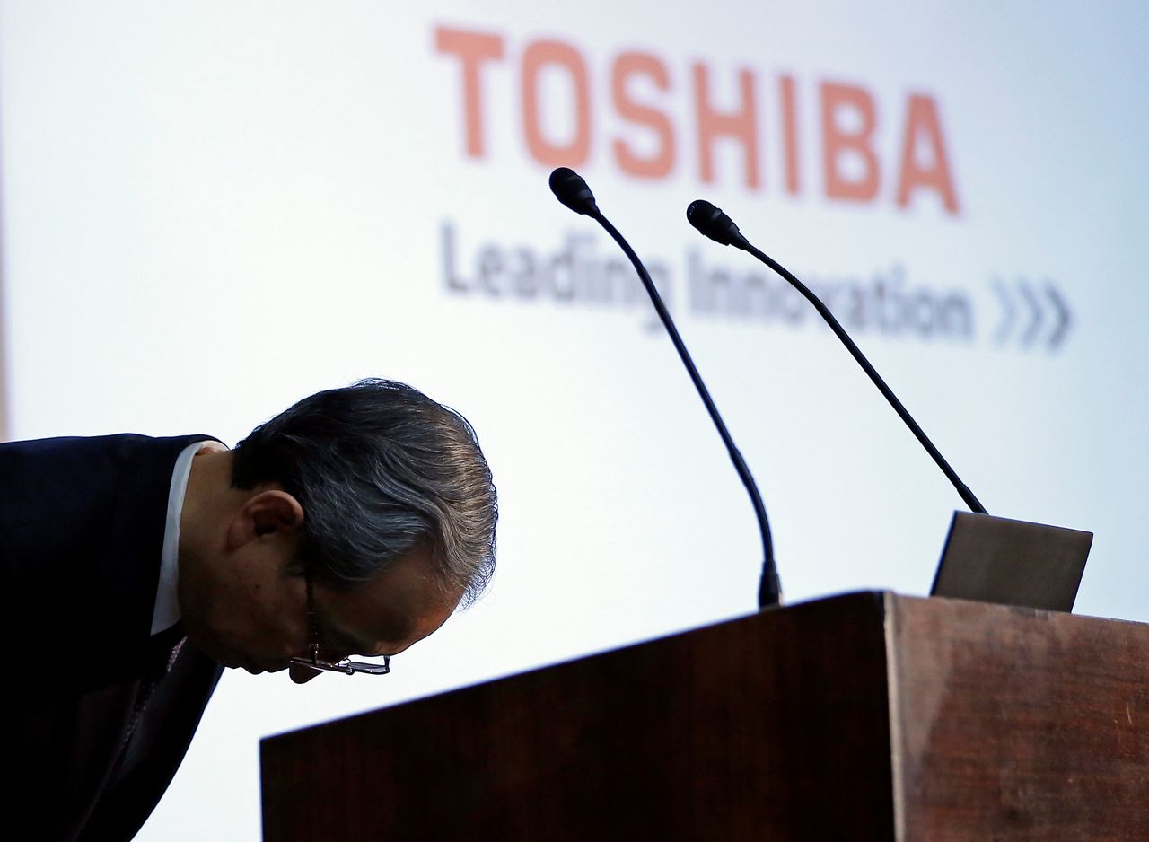 FILE PHOTO: Toshiba Corp CEO Satoshi Tsunakawa bows during a news conference after asking regulators for extension on financial filing and deal on chip unit sale, at the company headquarters in Tokyo, Japan June 23, 2017. REUTERS/Issei Kato