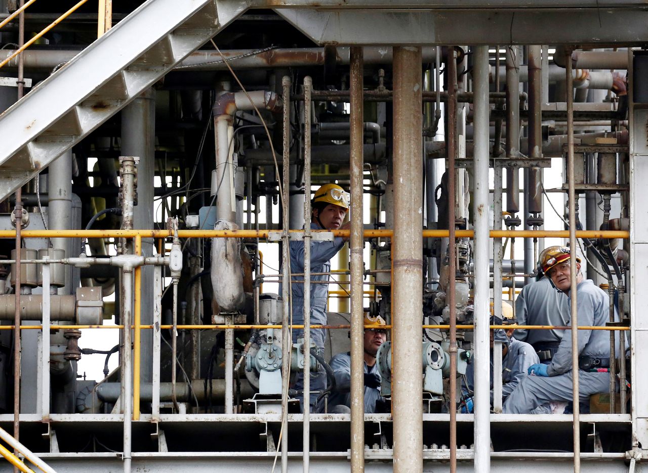 Workers repair a facility of a chemical factory at the Keihin Industrial Zone in Kawasaki, Japan September 12, 2018. REUTERS/Kim Kyung-Hoon