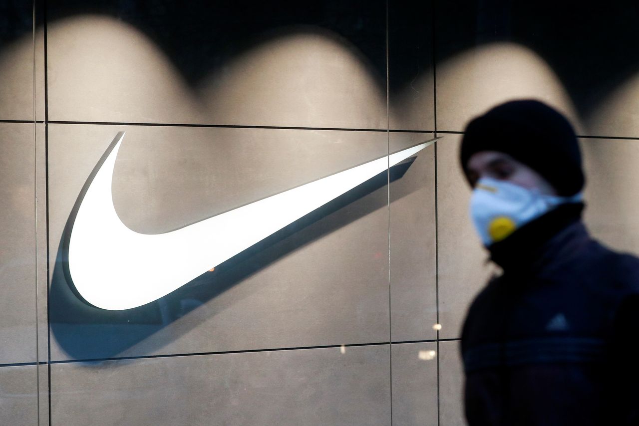 A man wearing a protective face mask amid the outbreak of the coronavirus disease (COVID-19) walks past a Nike brand store in central Kyiv, Ukraine December 10, 2020. REUTERS/Valentyn Ogirenko