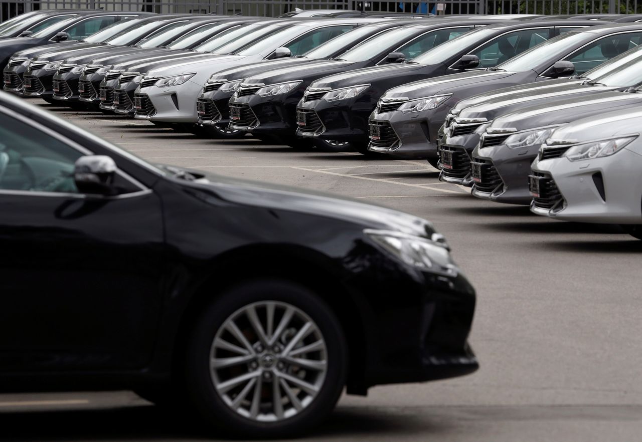 FILE PHOTO: Toyota cars are seen on sale in Moscow, Russia, July 8, 2016.  REUTERS/Sergei Karpukhin