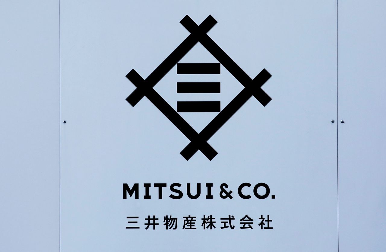 FILE PHOTO: The logo of Japanese trading company Mitsui & Co. is seen in Tokyo, Japan, January 10, 2018.  REUTERS/Toru Hanai GLOBAL BUSINESS WEEK AHEAD