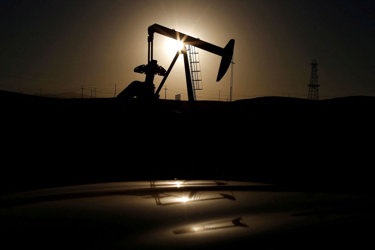 FILE PHOTO: A pump jack is seen at sunrise near Bakersfield, California October 14, 2014.  REUTERS/Lucy Nicholson