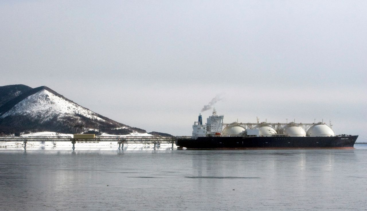 FILE PHOTO: A Japanese-made liquefied natural gas (LNG) carrier is anchored near an LNG plant on Sakhalin island near the town of Korsakov, some 50 km (31 miles) from Yuzhno-Sakhalinsk February 18, 2009. REUTERS/Sergei Karpukhin (RUSSIA)/File Photo