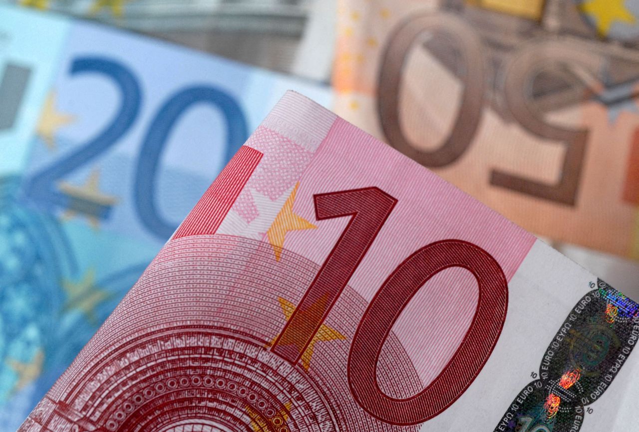 FILE PHOTO: A picture illustration of euro banknotes, April 25, 2014.    REUTERS/Dado Ruvic