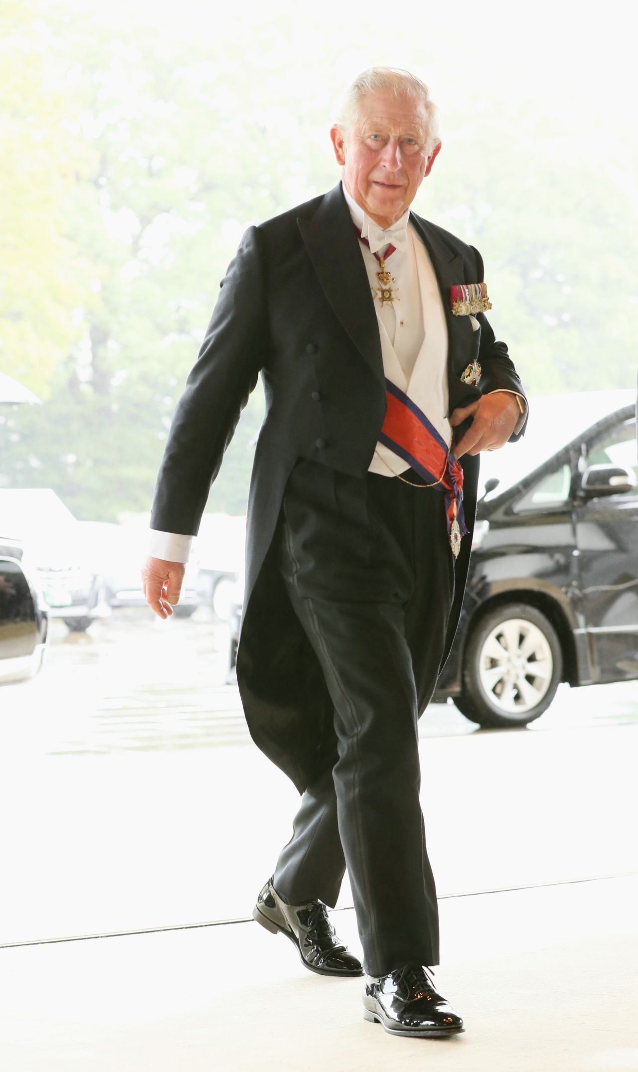 Prince Charles of Britain enters the Imperial Palace for the enthronement ceremony. (© Jiji)