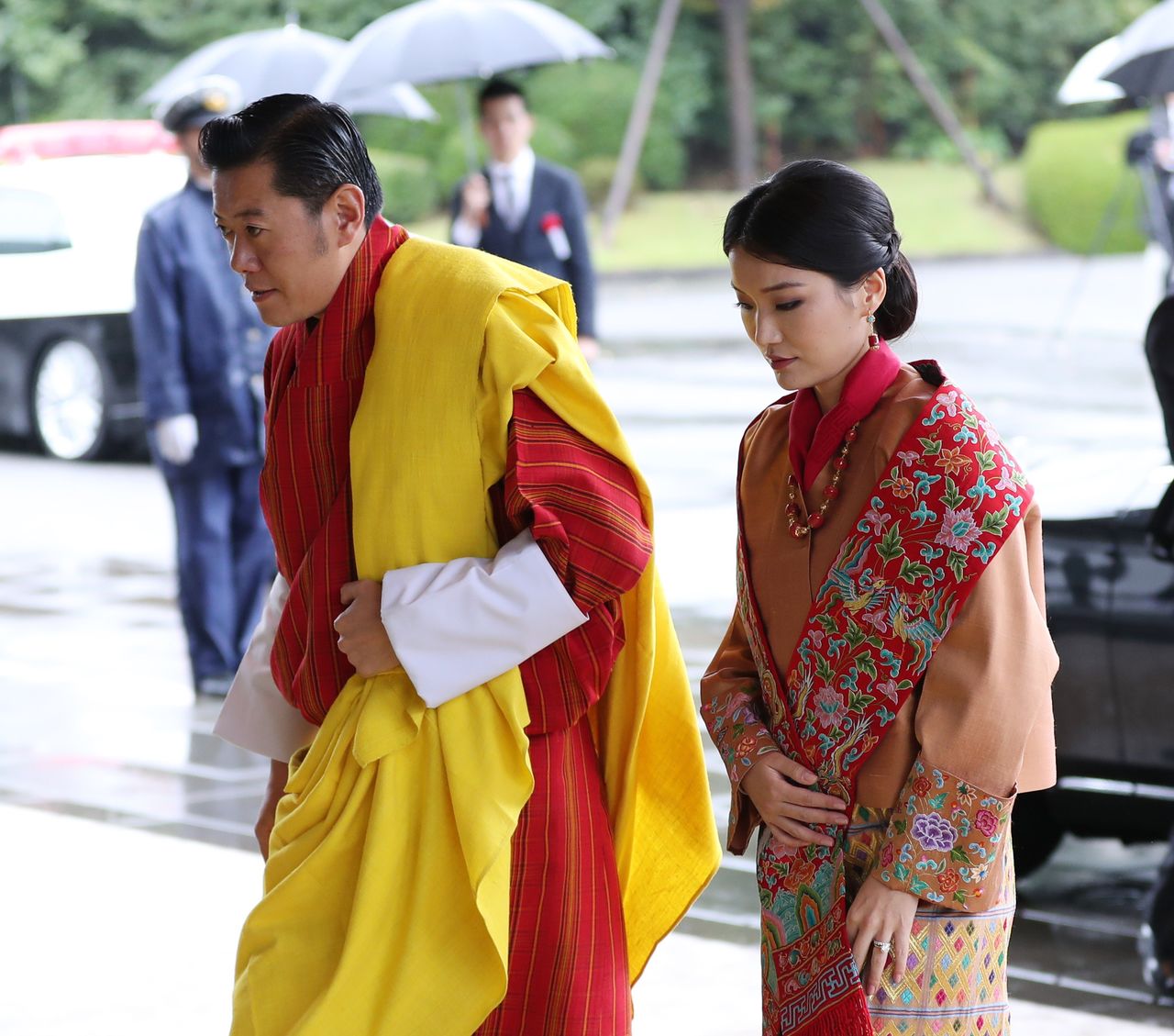 King Jigme Khesar Namgyel Wangchuck and Queen Jetsun Pema of Bhutan arrive at the palace. (© Jiji)