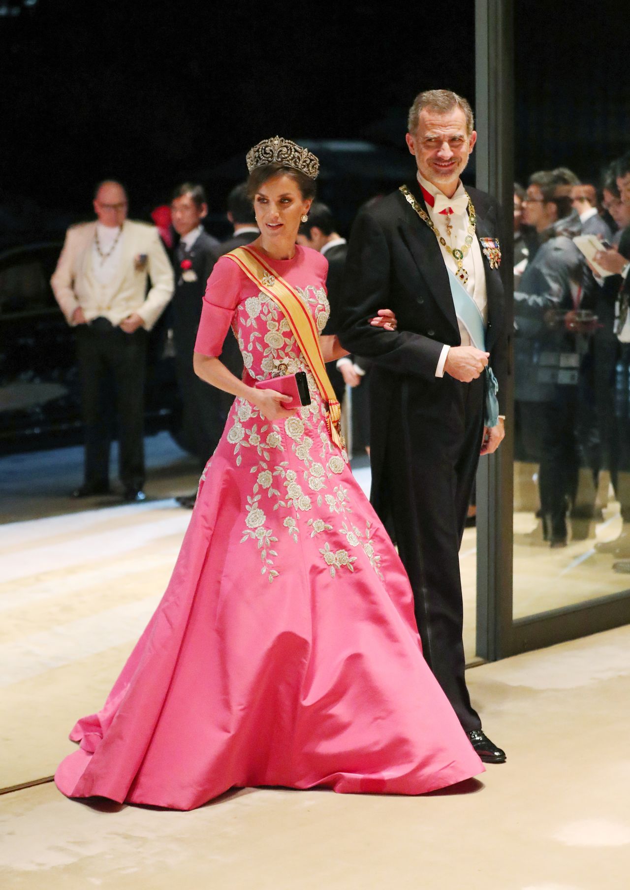 King Felipe VI and Queen Letizia of Spain enter the Imperial Palace ahead of the evening banquet. (© Jiji)