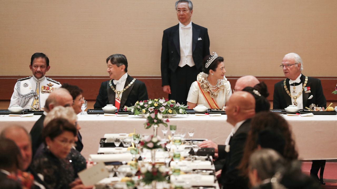 Emperor Naruhito talks with Sultan Hassanal Bolkiah of Brunei and Empress Masako chats with King Carl XVI Gustaf of Sweden at the banquet. The two dignitaries have the longest stays of any of the guests. (© Jiji; pool photo)