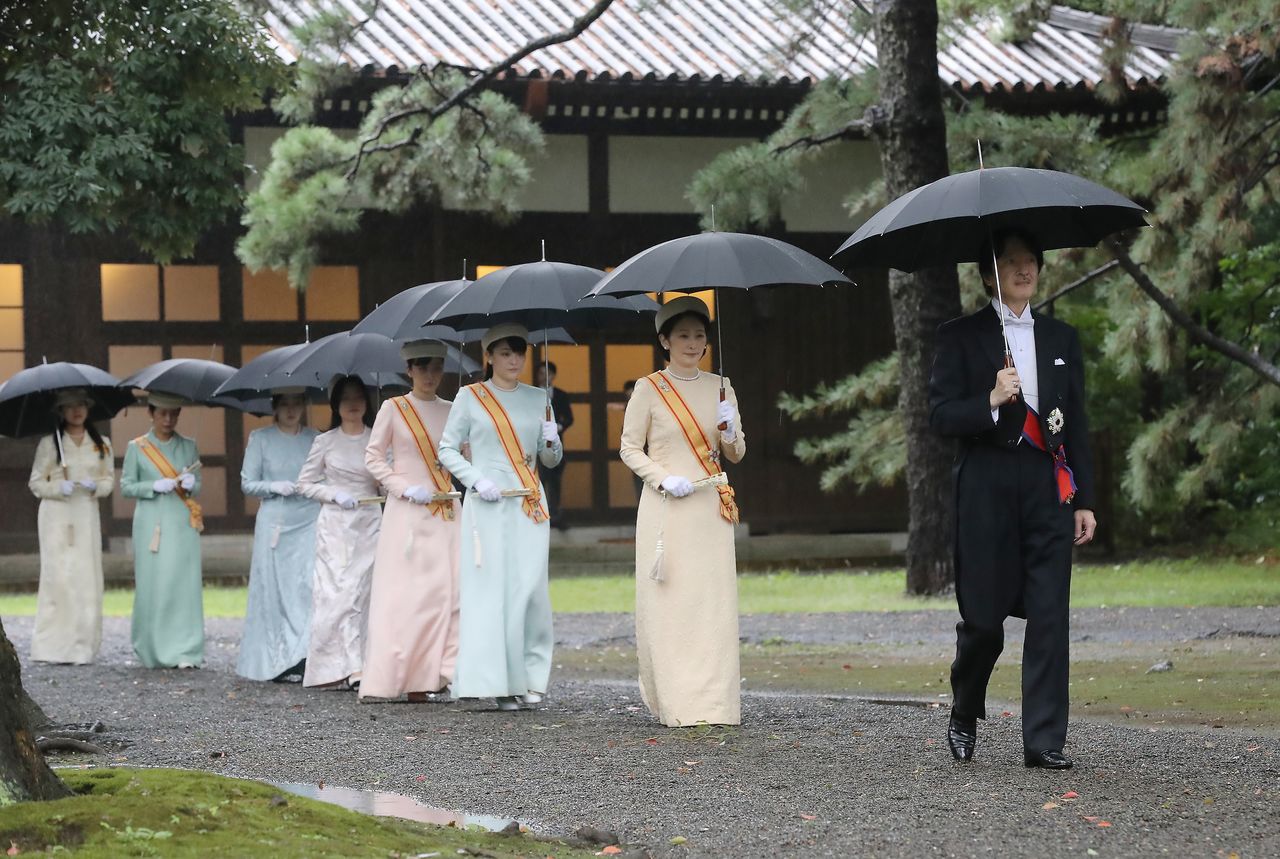 Crown Prince Fumihito approaches the Kashiko-dokoro shrine followed by Crown Princess Kiko, their daughters Princess Mako and Princess Kako, and others. (© Jiji)