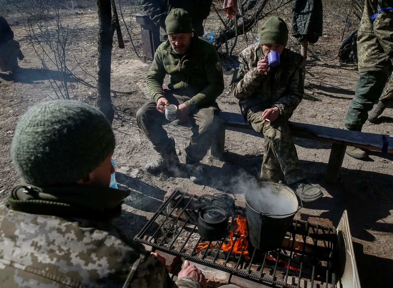 Ukrainian service members rest on the front line in the north Kyiv region, Ukraine March 18, 2022. REUTERS/Gleb Garanich