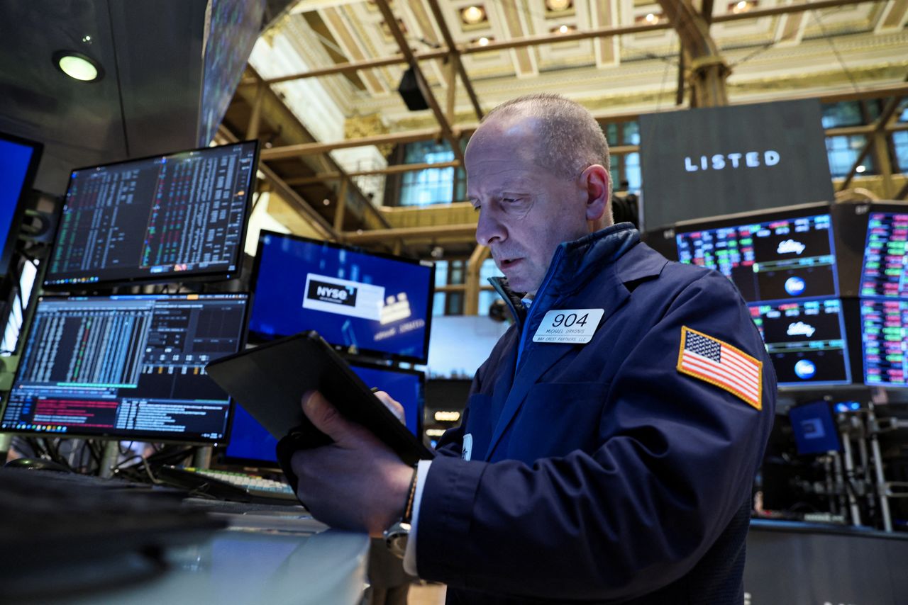 Traders work on the floor of the New York Stock Exchange (NYSE) in New York City, U.S., March 21, 2022.  REUTERS/Brendan McDermid
