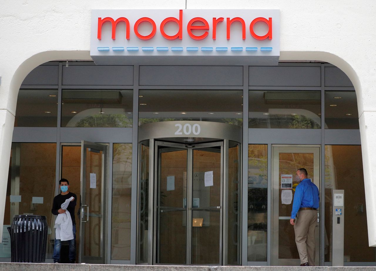 FILE PHOTO: A sign marks the headquarters of Moderna Therapeutics, which is developing a vaccine against the coronavirus disease (COVID-19), in Cambridge, Massachusetts, U.S., May 18, 2020.   REUTERS/Brian Snyder