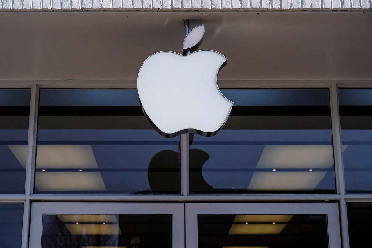 Logo of an Apple store is seen as Apple Inc. reports fourth quarter earnings in Washington, U.S., January 27, 2022.      REUTERS/Joshua Roberts