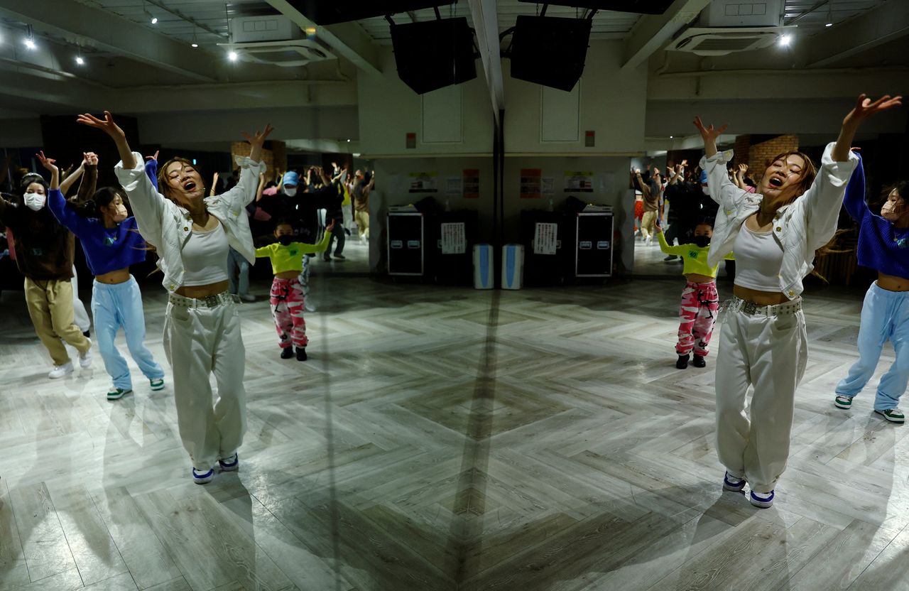 Japanese dancer ReiNa dances as she teaches dance moves to students at her dance class in Tokyo, Japan February 26, 2022. REUTERS/Kim Kyung-Hoon