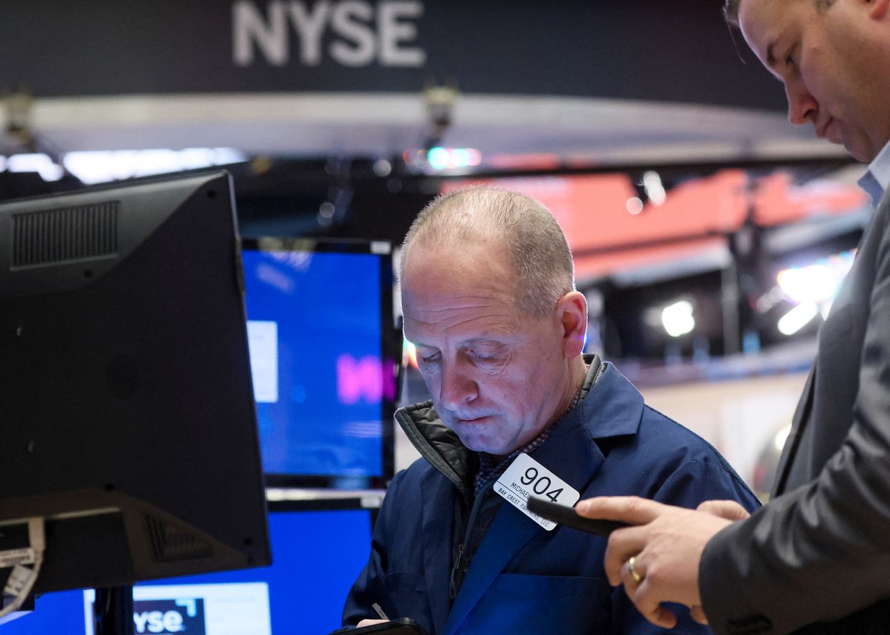 Traders work on the floor of the New York Stock Exchange (NYSE) in New York City, U.S., March 22, 2022. REUTERS/Brendan McDermid