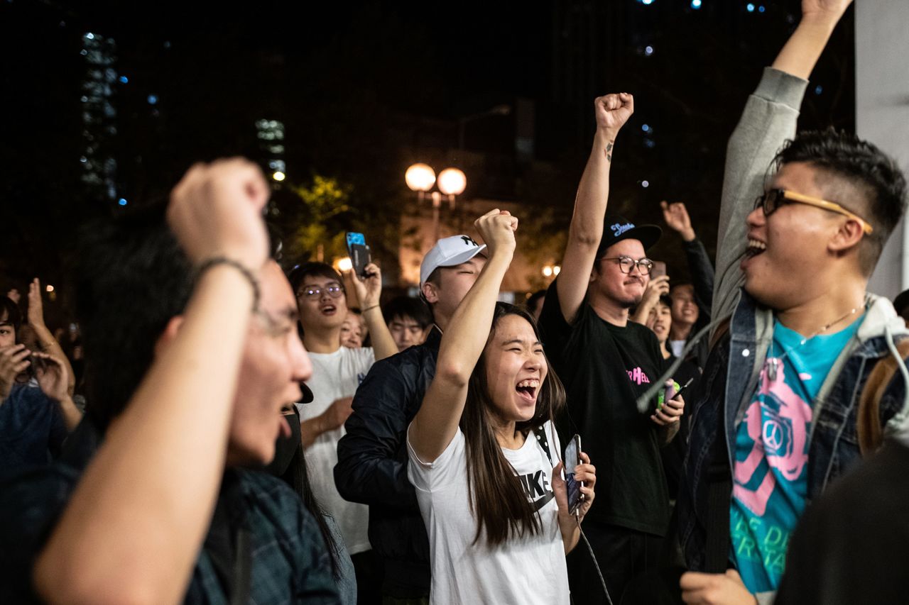 In the early hours of November 25, 2019, supporters cheer the landslide victory of prodemocracy candidates in Hong Kong district council elections on the previous day. (© AFP/Aflo)