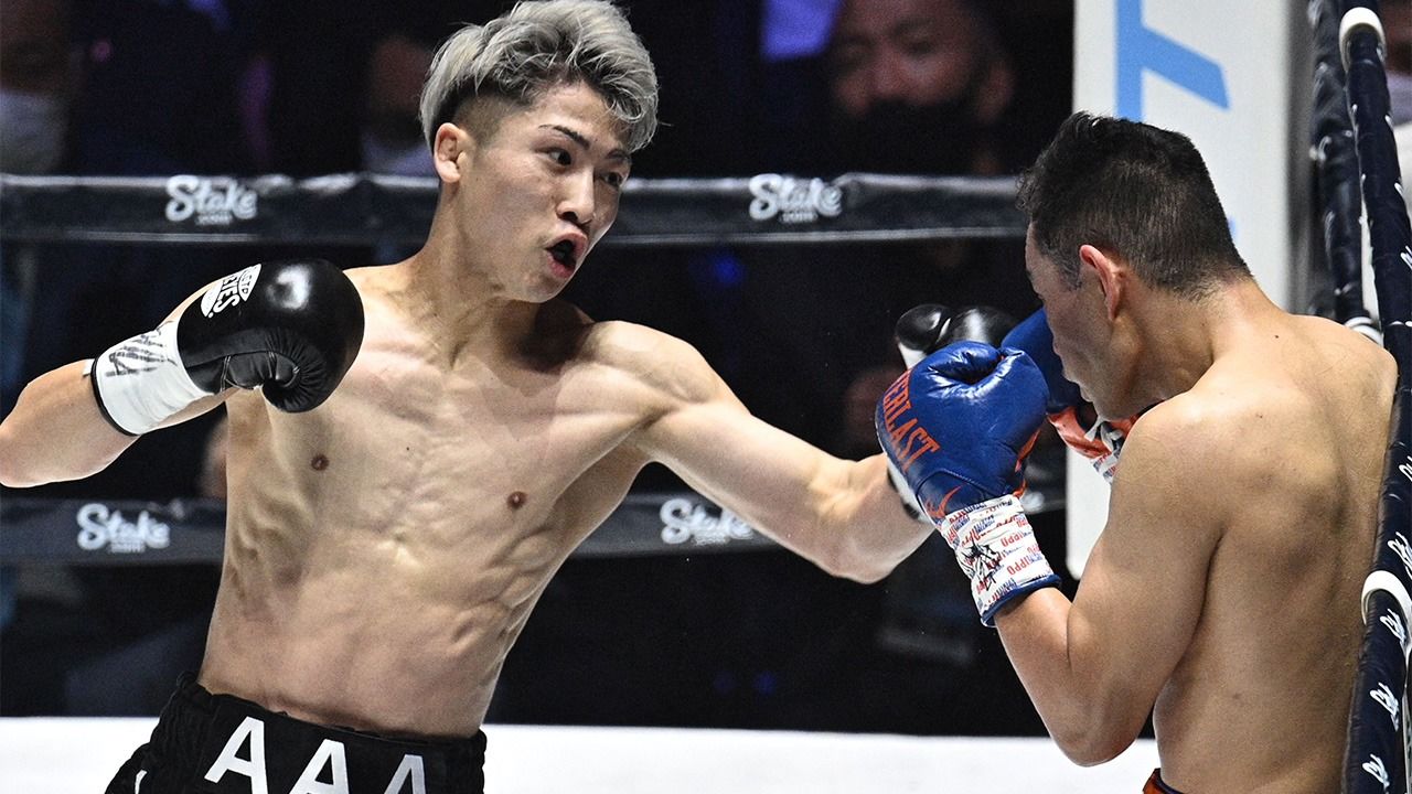 Inoue Naoya (left) fights with Nonito Donaire in a bantamweight title unification bout at Saitama Super Arena on June 7, 2022. (© AFP/Jiji)