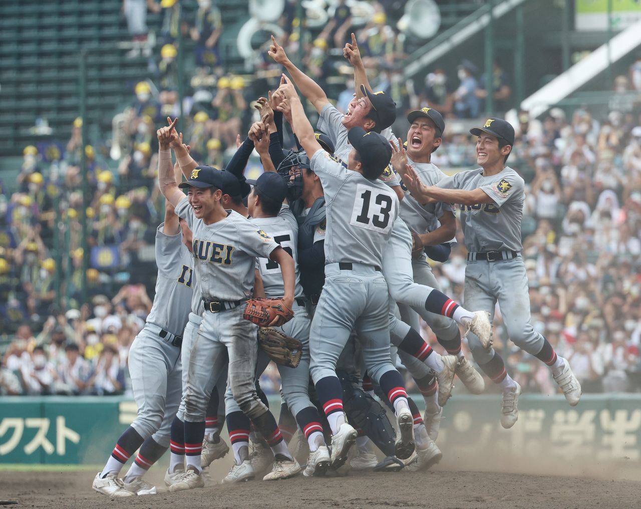 Sendai Ikuei players celebrate their victory on August 22, 2022, at Kōshien. (© Jiji)