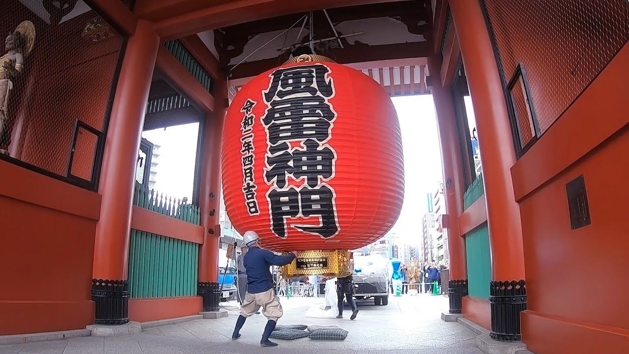 Watch Workers Unravel the Giant Red Lantern at Asakusa’s Popular