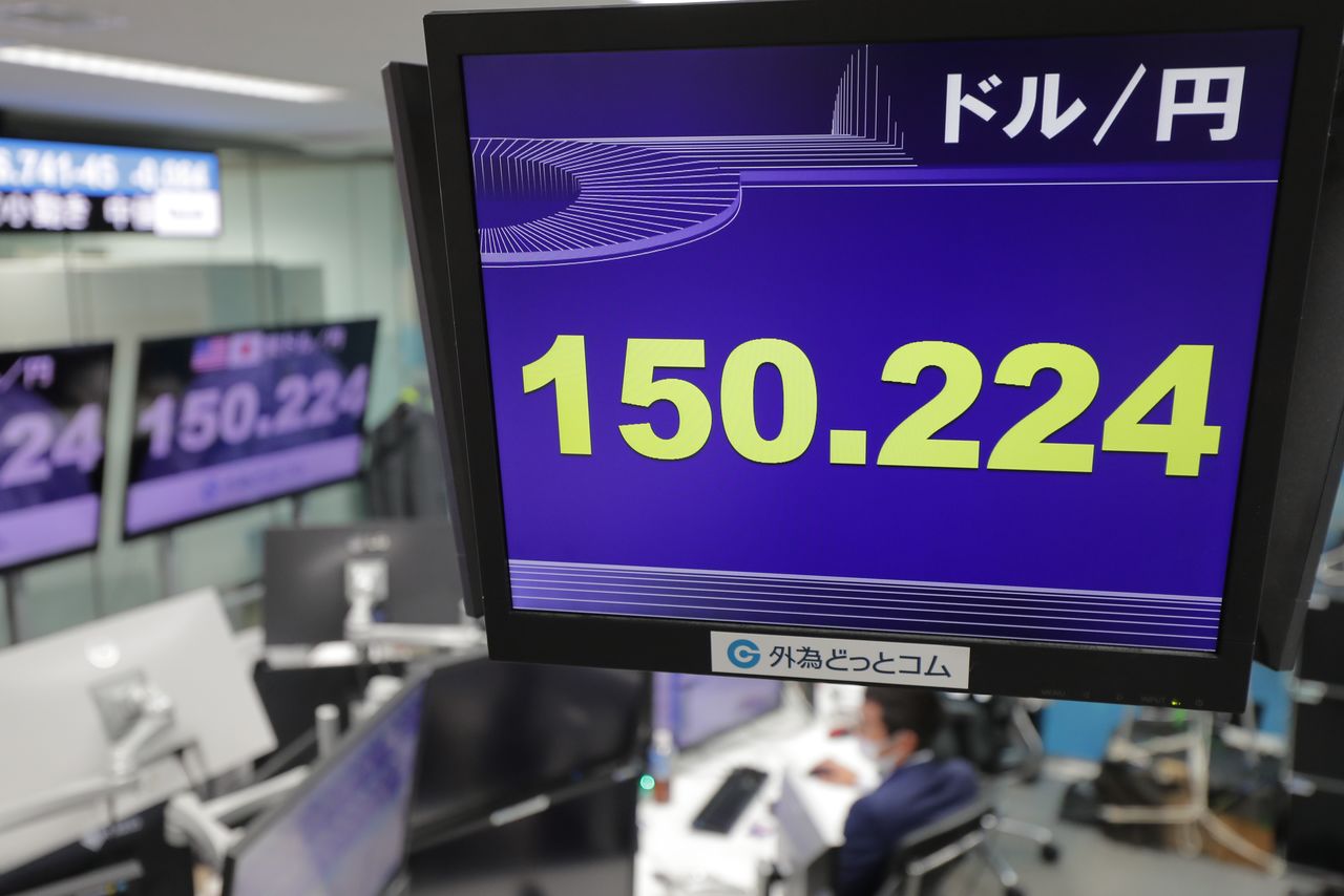 A monitor at FX transaction company Gaitame.com in Minato, Tokyo, shows the yen trading below ¥150 to the dollar on October 21, 2022, marking the currency’s lowest level since August 1990. (© Jiji)