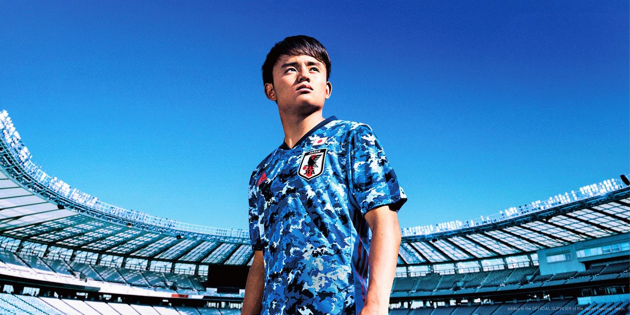 Forward Kubo Takefusa shows off the “sky collage” uniform worn by the team at the Tokyo Olympics. Borrowing from by motifs found in Japanese traditional woodblock prints, it created a stir among fans.