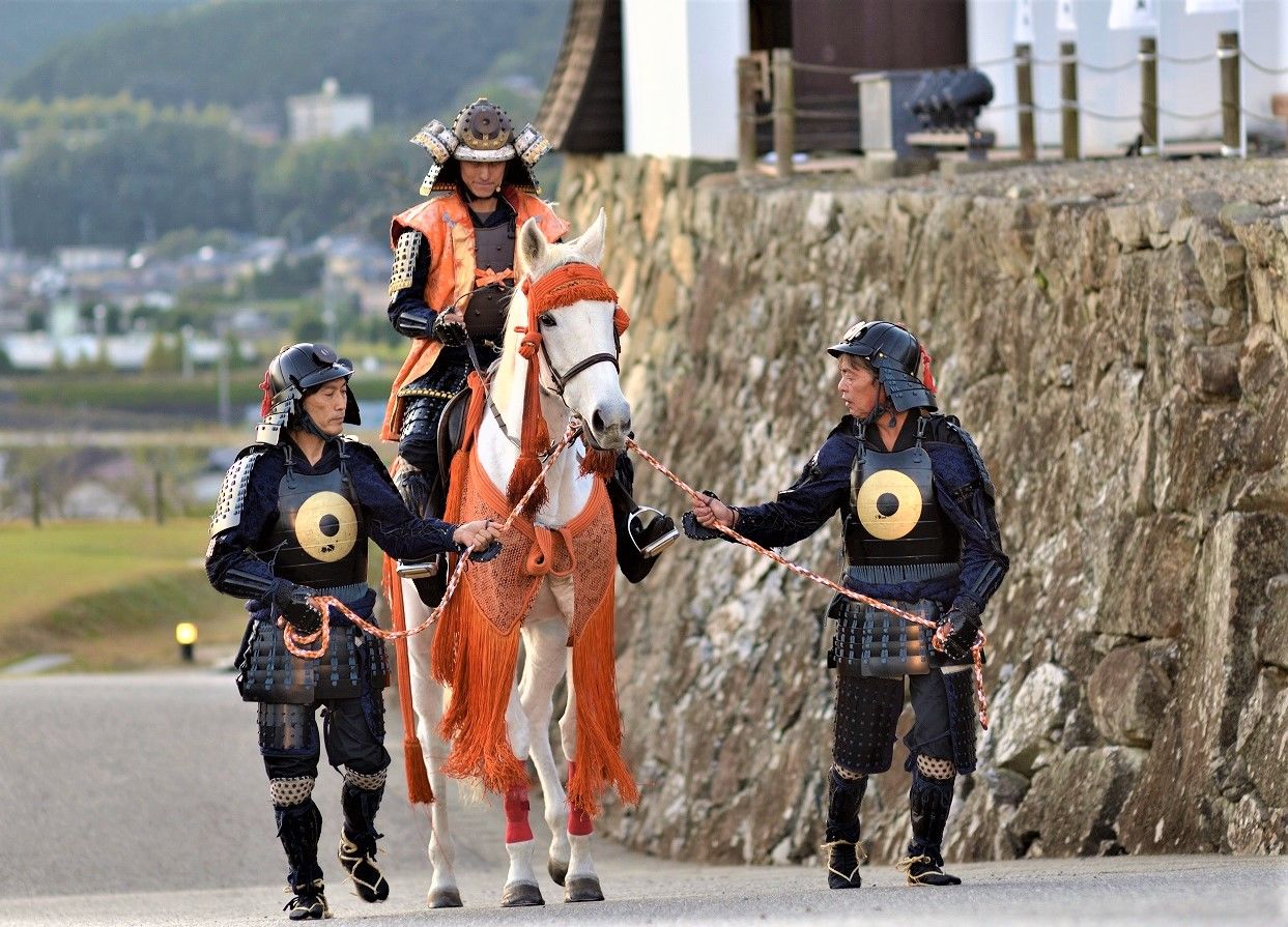 The castle stay begins at 5:00 pm, after the castle closes to the public. Entry starts with a re-enactment of the 1617 arrival of the first lord of Ōzu, Katō Sadayasu, from the province of Yonago. (© Value Management)