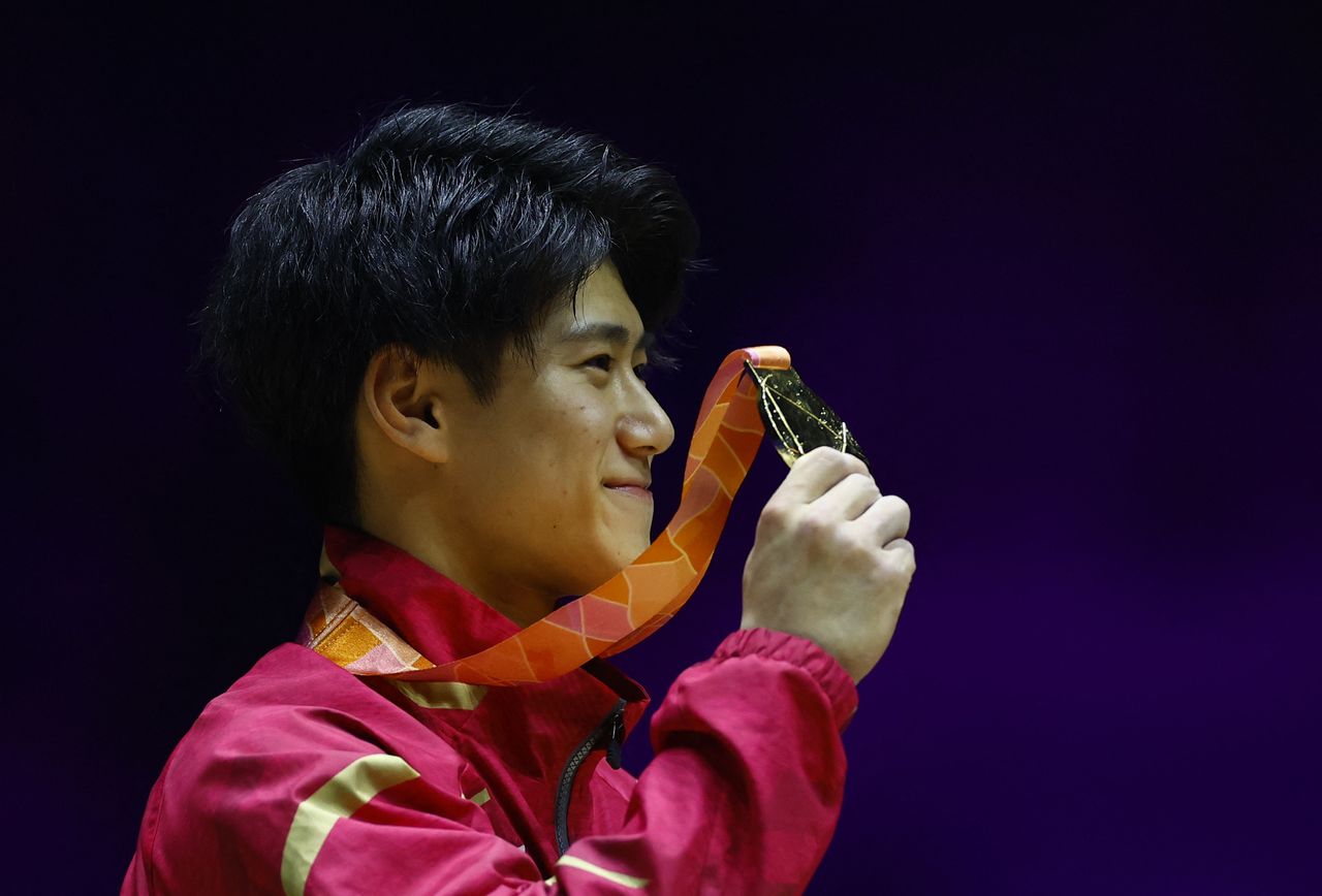 Hashimoto Daiki with his gold medal for the individual all-around competition at the World Artistic Gymnastics Championships in Liverpool on November 4, 2022. (© Reuters)