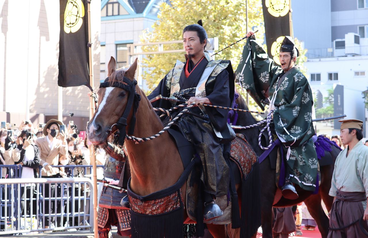 Kimura Takuya (left) as Oda Nobunaga, alongside fellow actor Itō Hideaki at the Gifu Nobunaga Festival in Gifu, Gifu Prefecture, on November 6, 2022. (© Jiji)