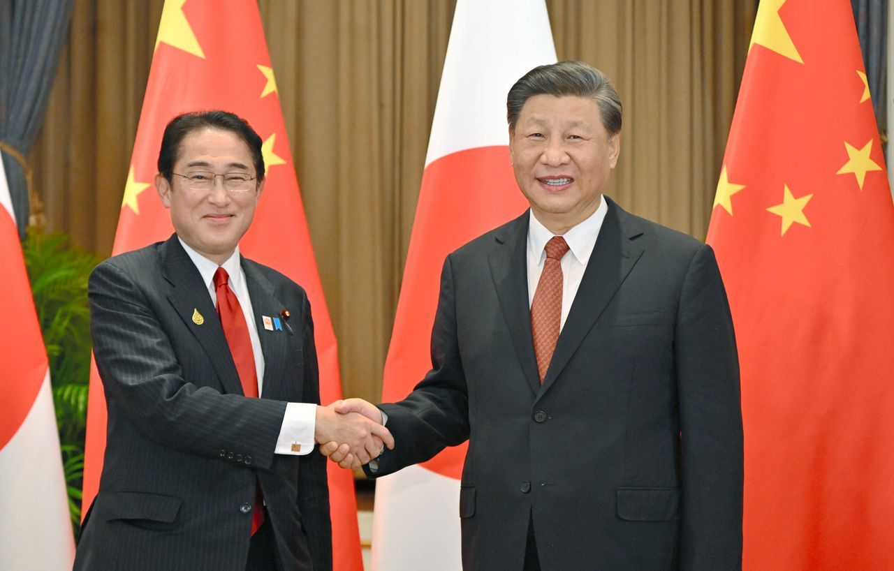 Prime Minister Kishida Fumio (left) with Chinese President Xi Jinping in Bangkok, Thailand, on November 17, 2022. (© Jiji; pool photo)