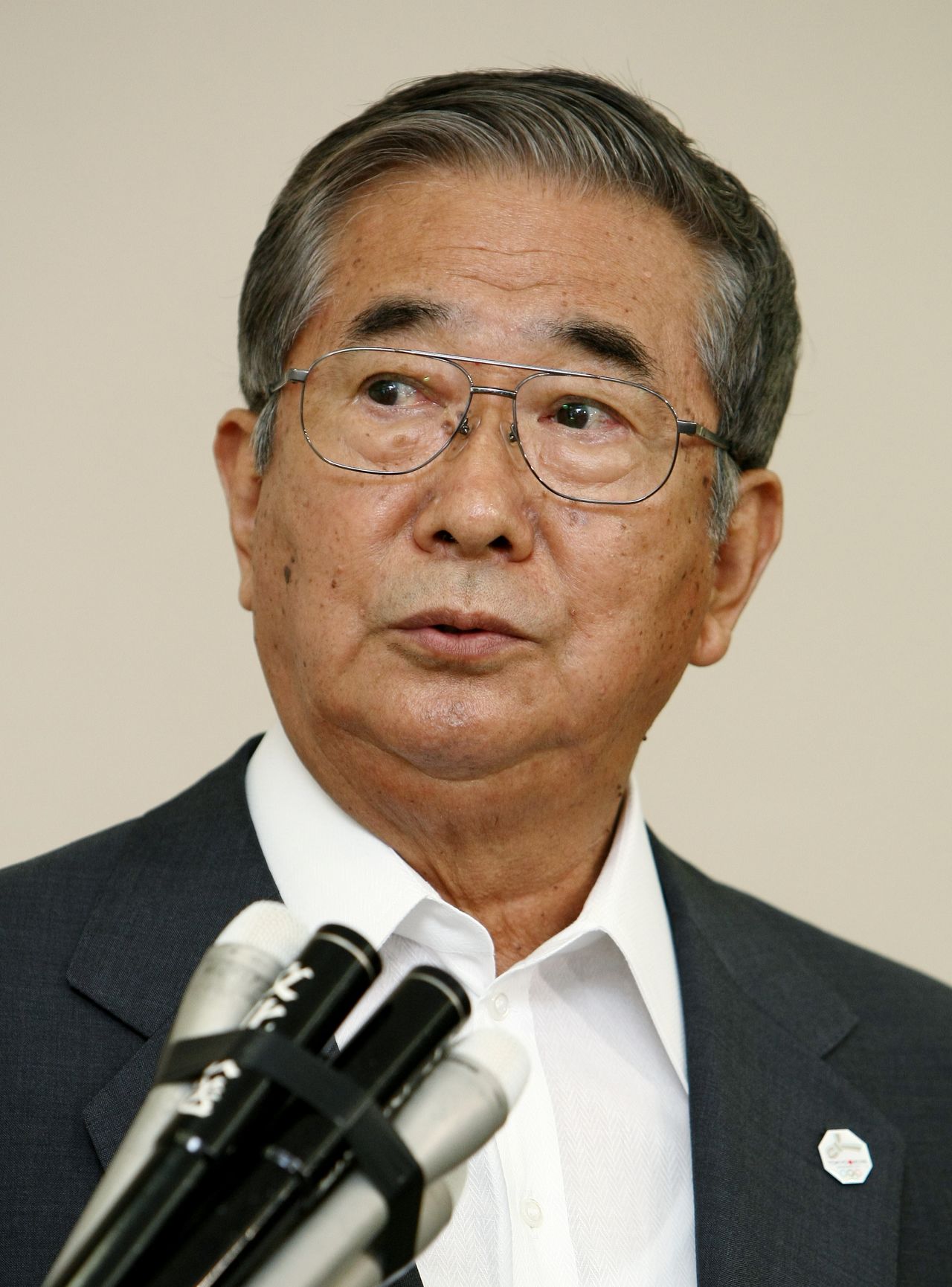 Ishihara Shintarō speaks to the press in July 2009. (© Jiji)