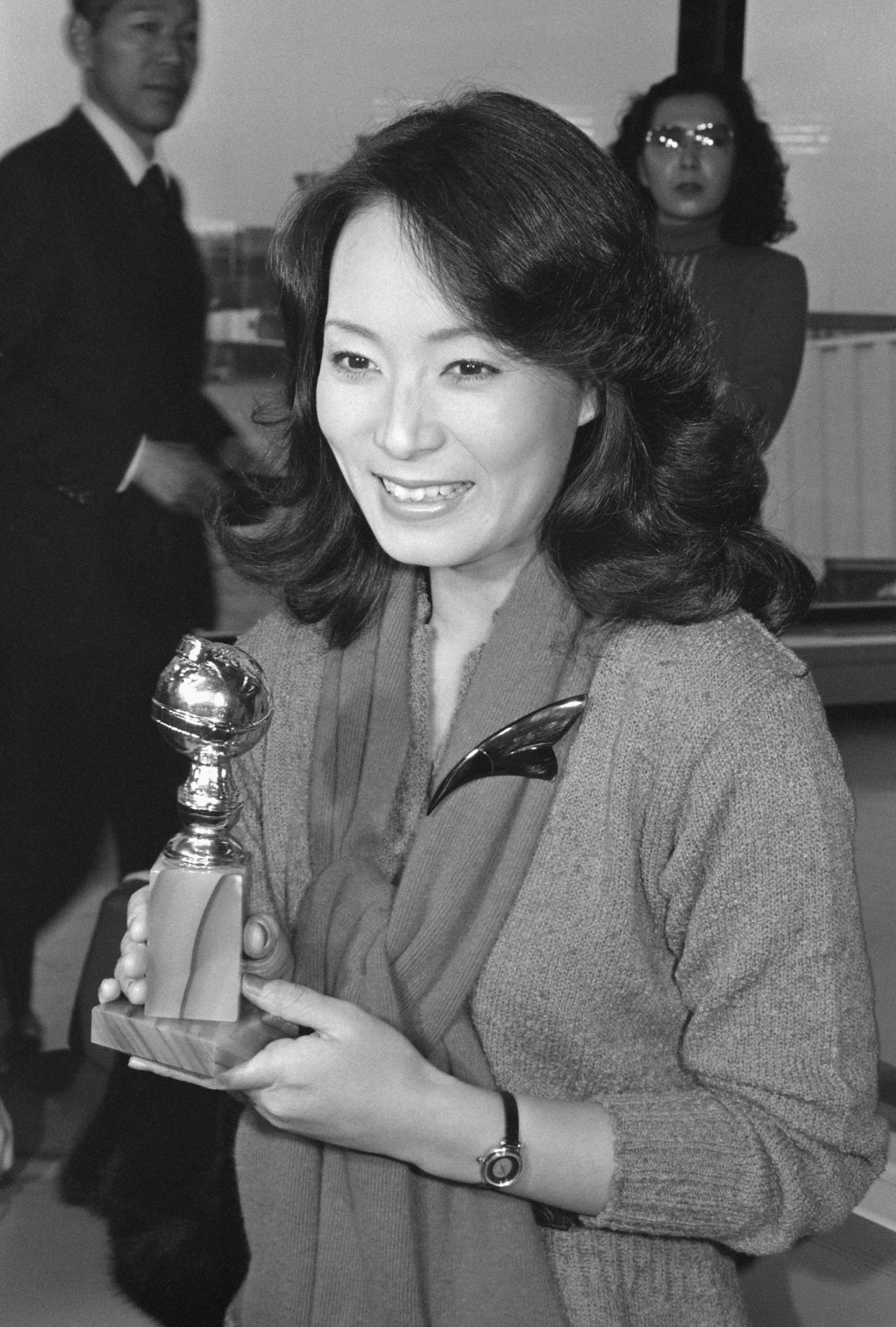 Shimada Yōko holds her Golden Globe Award for Best Actress at Narita International Airport on February 27, 1981. (© Jiji)