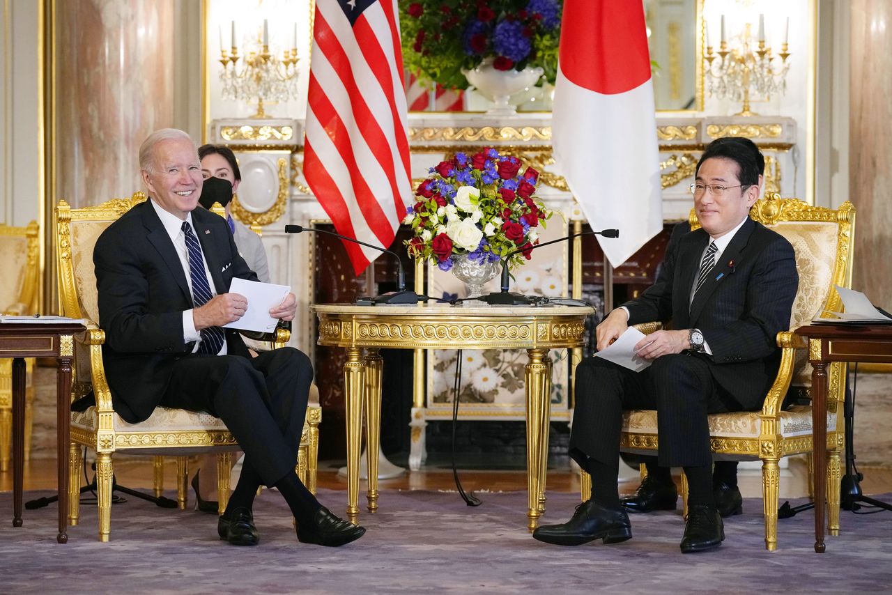 Prime Minister Kishida Fumio, at right, and US President Joe Biden meet in Tokyo on May 23, 2022. (© Jiji)