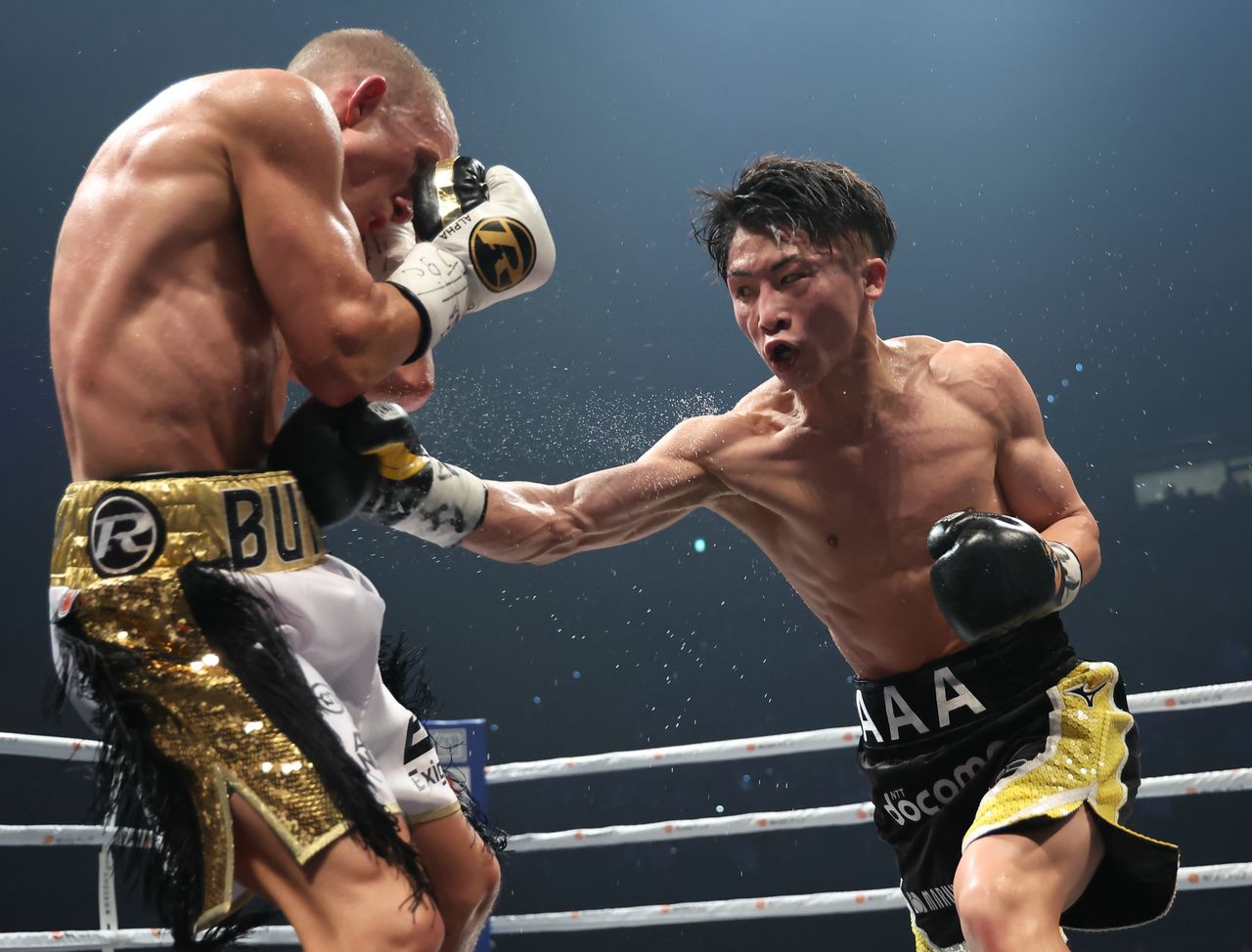Inoue Naoya (right) punches Paul Butler in the bantamweight unification match at Ariake Arena in Tokyo on December 13, 2022. (© Jiji)