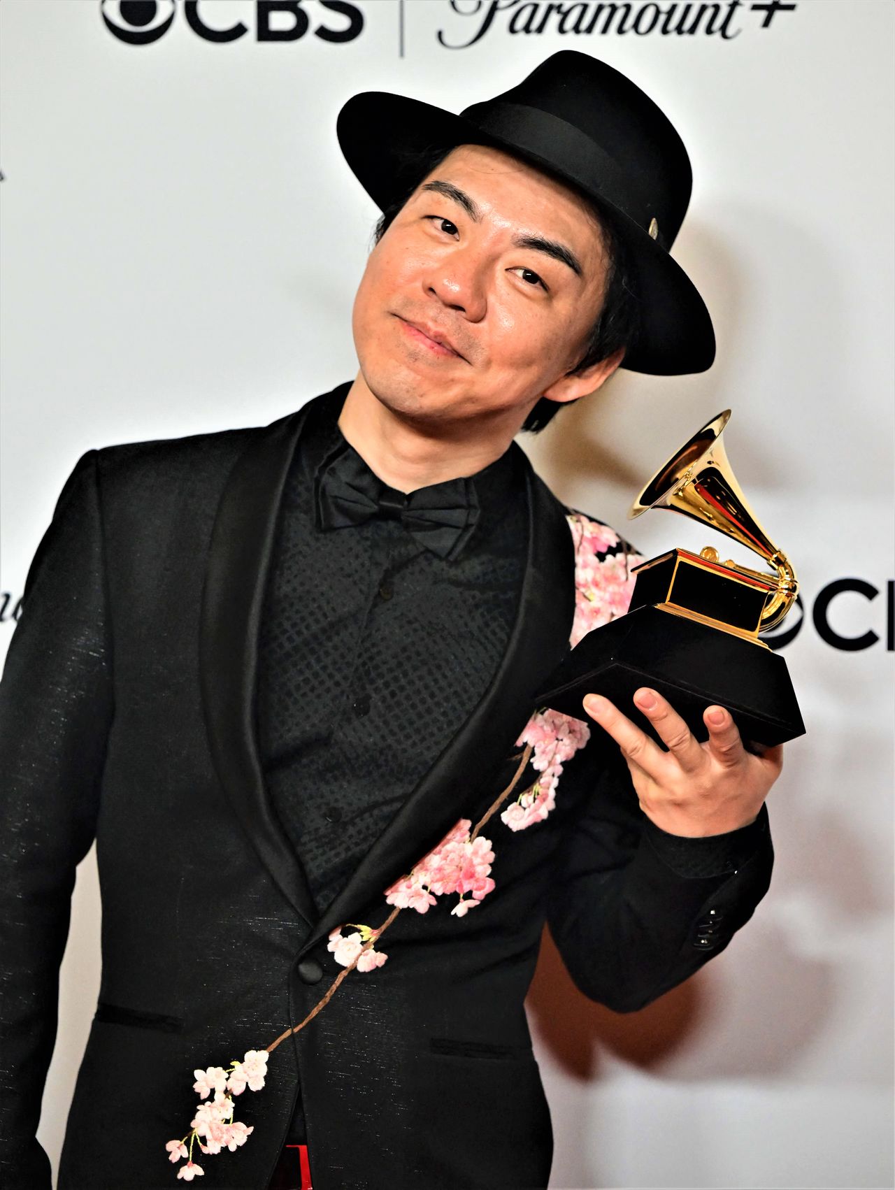 Takumi Masanori with the Grammy Award, wearing a jacket with a sakura or cherry blossom motif in Los Angeles on February 5, 2023. (© AFP/Jiji)