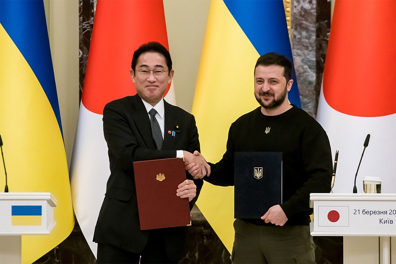Prime Minister Kishida (left) with President Zelenskyy at a press conference after their meeting. (© Reuters)