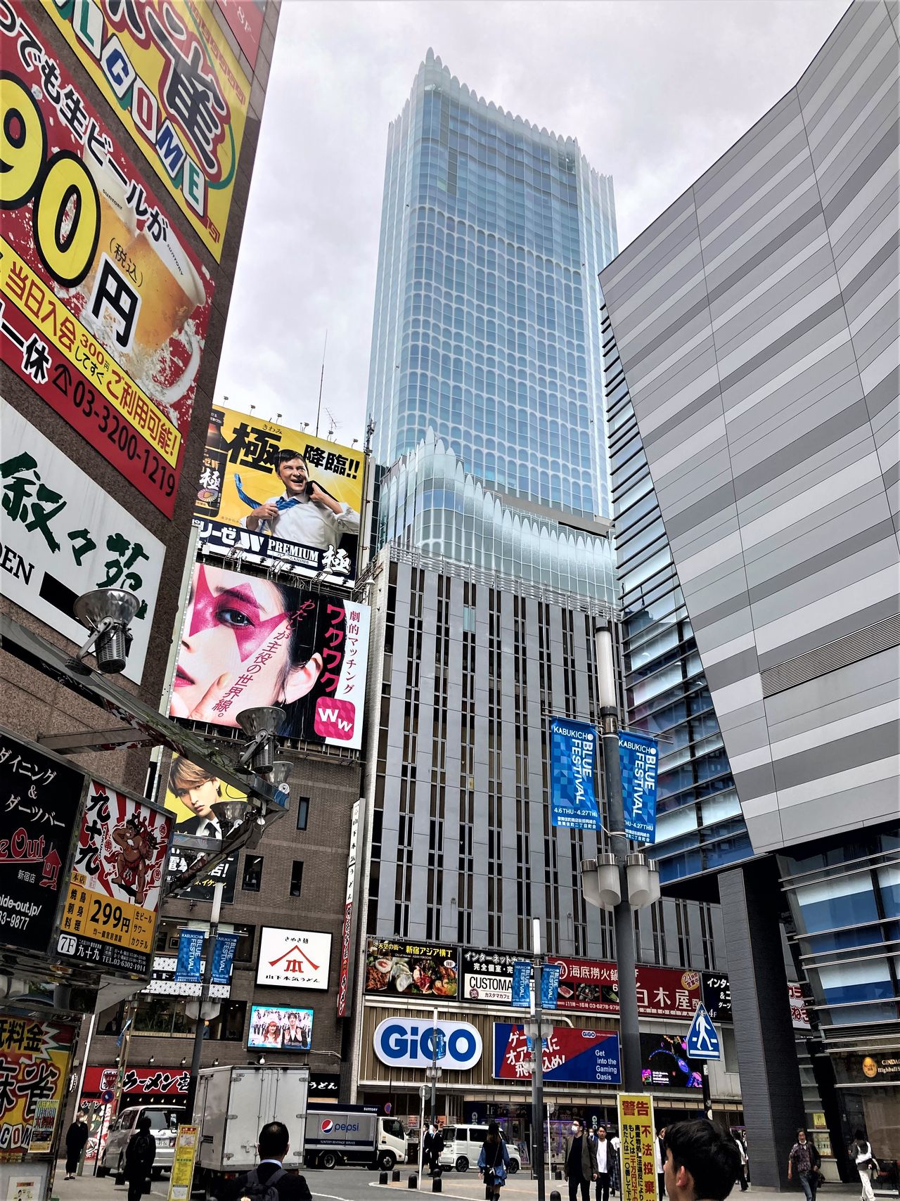 Tōkyū Kabukichō rises above the rest of the skyline. It is a one-minute walk from Seibu-Shinjuku Station and seven minutes from JR Shinjuku Station, and has bus connections to both Haneda and Narita Airports.