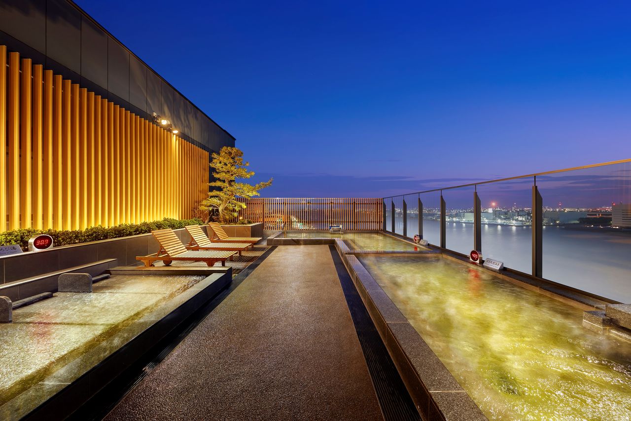 Izumi Tenkū-no-yu has baths with a view, making use of natural spring water pumped from 1,500 meters underground. (Courtesy Sumitomo Fudōsan Retail Management)