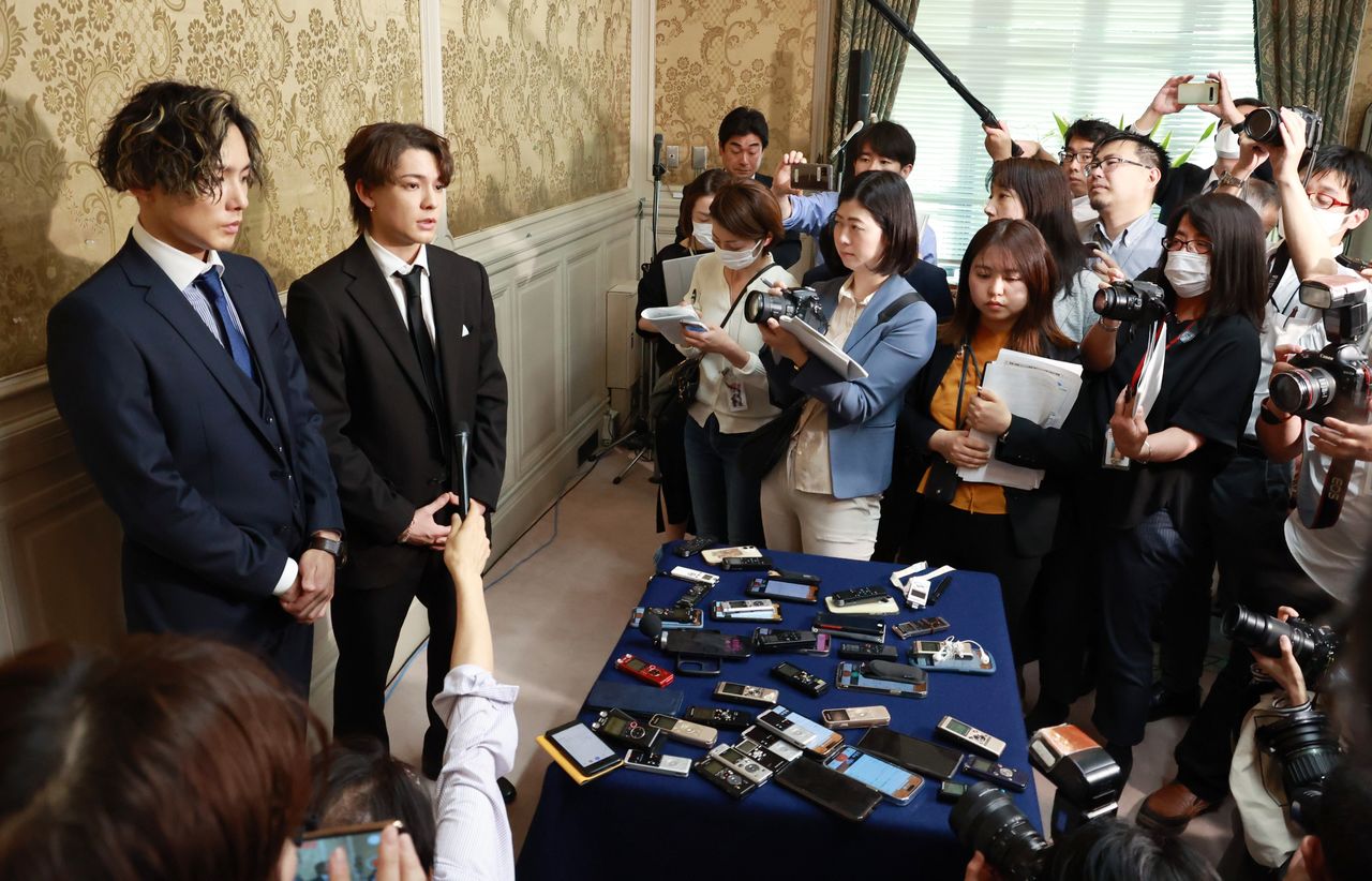 Former Johnny & Associates stars Kauan Okamoto (second from left) and Hashida Yasushi speak to journalists after a hearing held by the Constitutional Democratic Party of Japan at the Diet on May 16, 2023. (© Jiji)