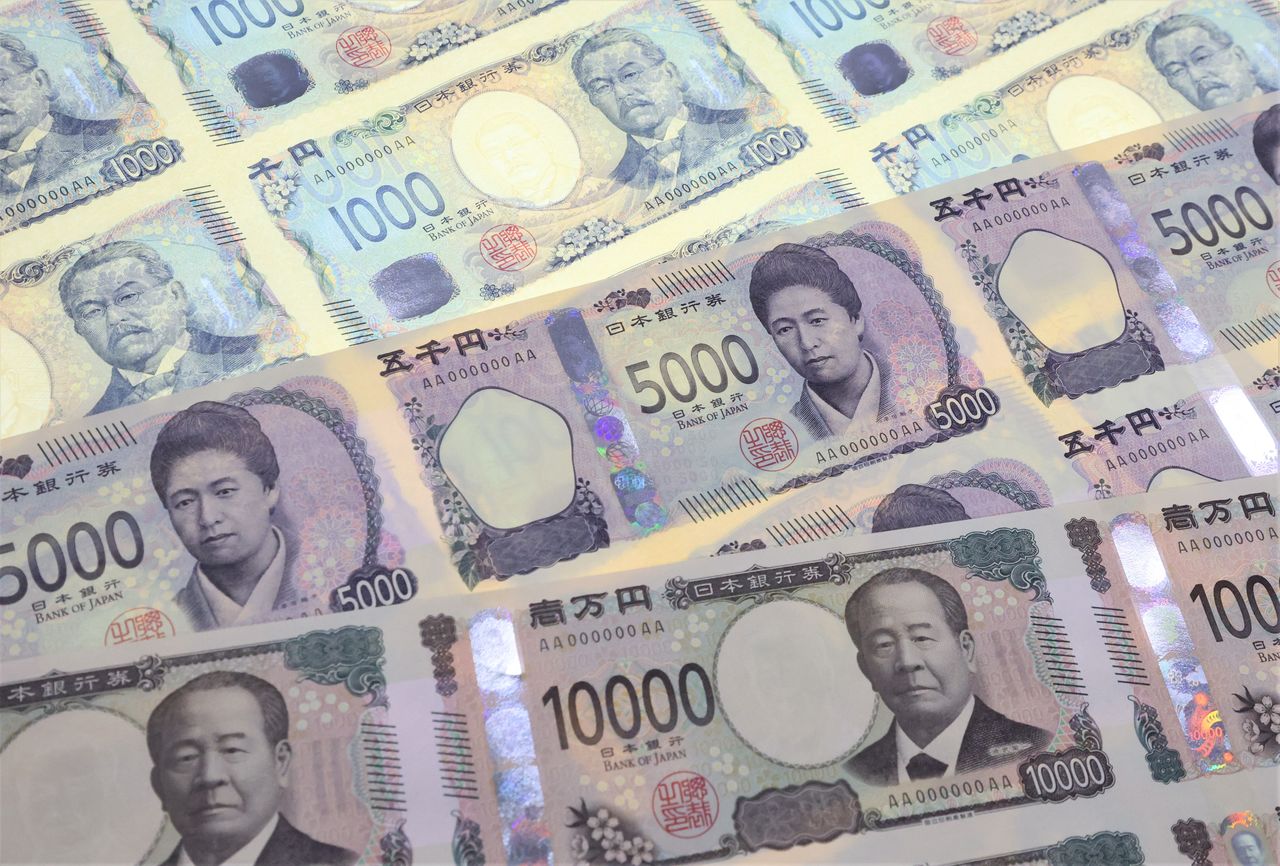 The new banknotes will use the latest hologram technology so that the portraits appear to move in three dimensions when they are tilted. Photo taken at the National Printing Bureau’s Tokyo plant on June 28, 2023. (© Jiji)