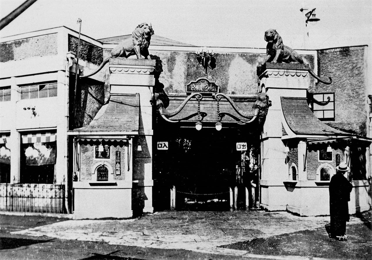 The entrance in 1926. The park’s five tiger cubs became a hot topic, and Emperor Taishō is even said to have made a secret visit. (Courtesy Asakusa Hanayashiki)