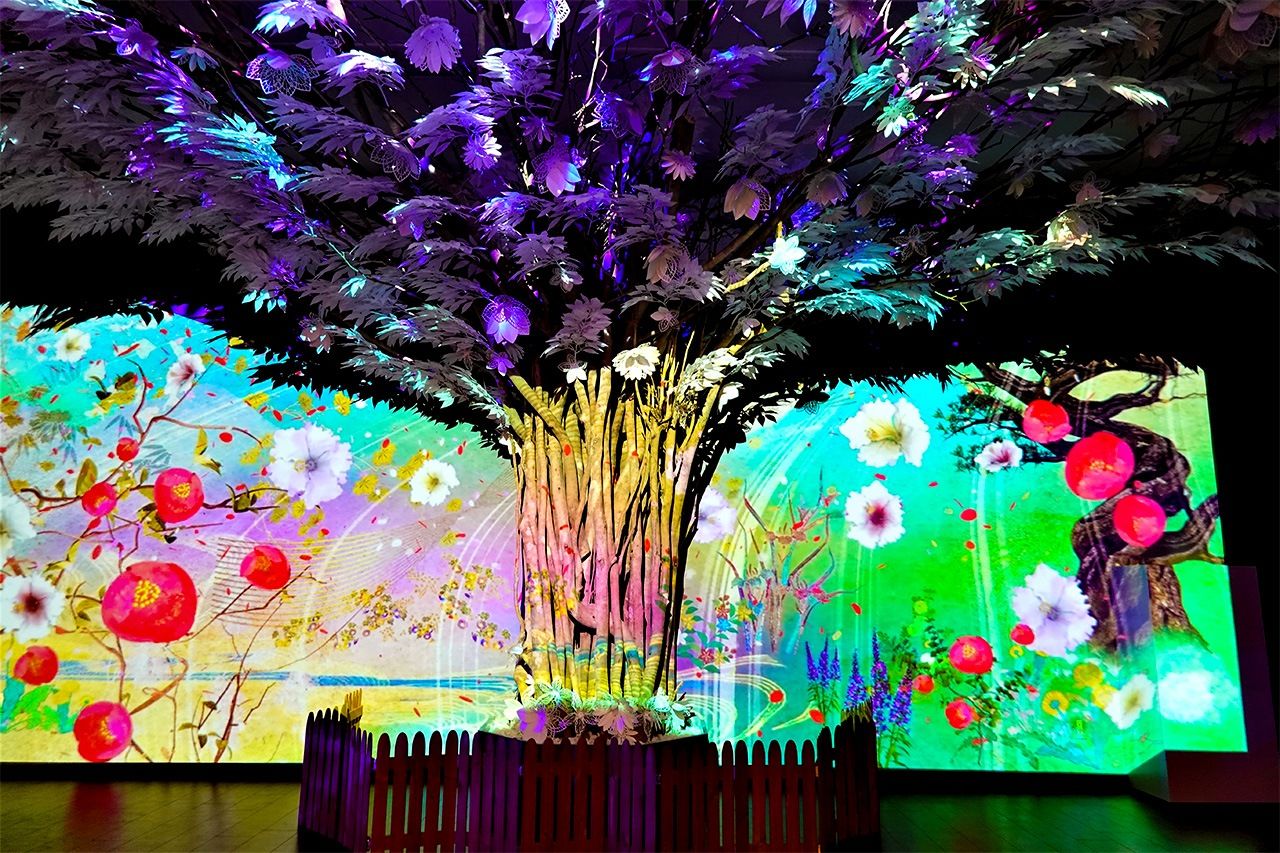 Digital flower displays recall the park’s early days as a garden. (© Nippon.com)