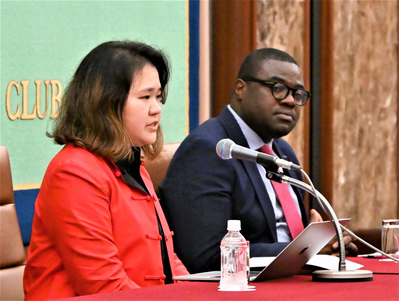 Pichamon Yeophantong (left) and Damilola Olawuyi of the UN Working Group on Business and Human Rights at a press conference in Tokyo on August 4, 2023. (© Jiji)
